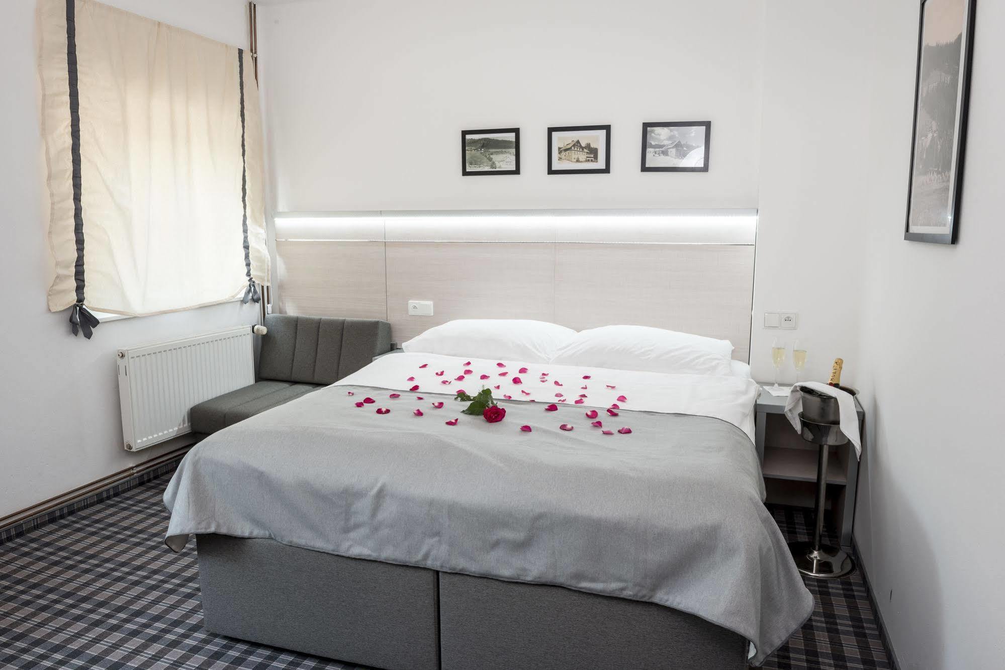 Stachy Horsky Hotel Dobra Chata מראה חיצוני תמונה